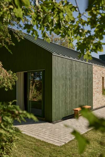 Green steel profiles set the framework for a rural family collective, Ølbyvej 178, 4623 Lille Skensved, Denmark